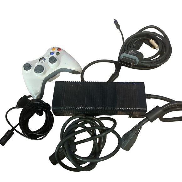Microsoft XBOX 360 Console - Picture 9 of 16